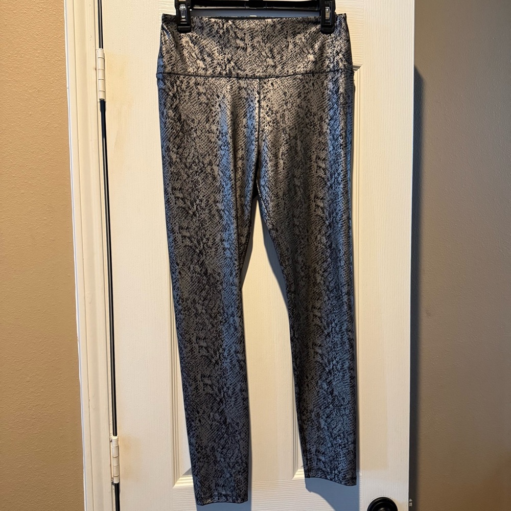 Faux Leather Snakeskin Pattern Leggings. Size Medium Black Silver Vera Wang